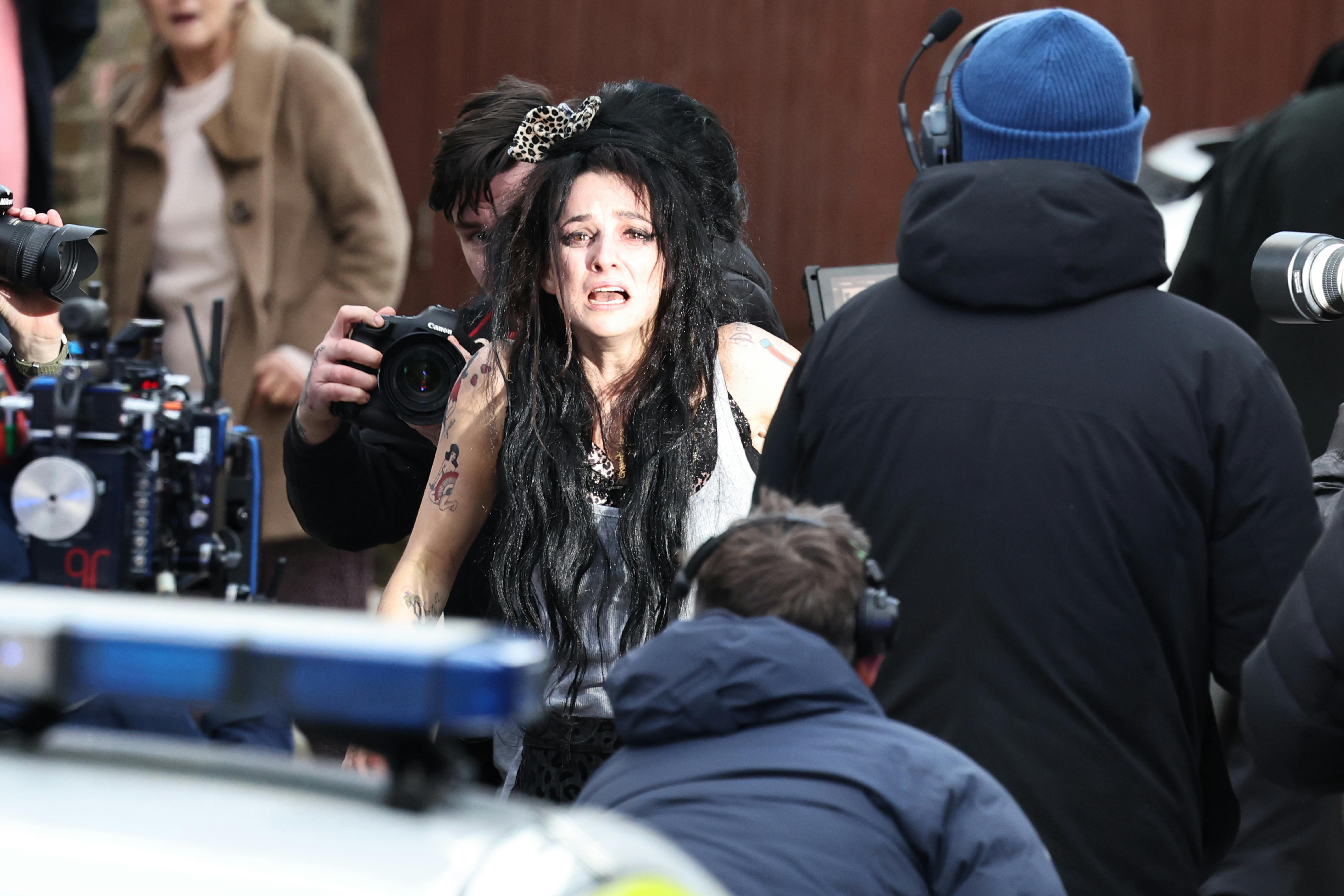 Det er genskabelsen af den novemberdag i 2007, hvor Amy Winehouse gik amok på politi og presse, da hendes mand, Blake Fielder-Civil, blev arresteret 