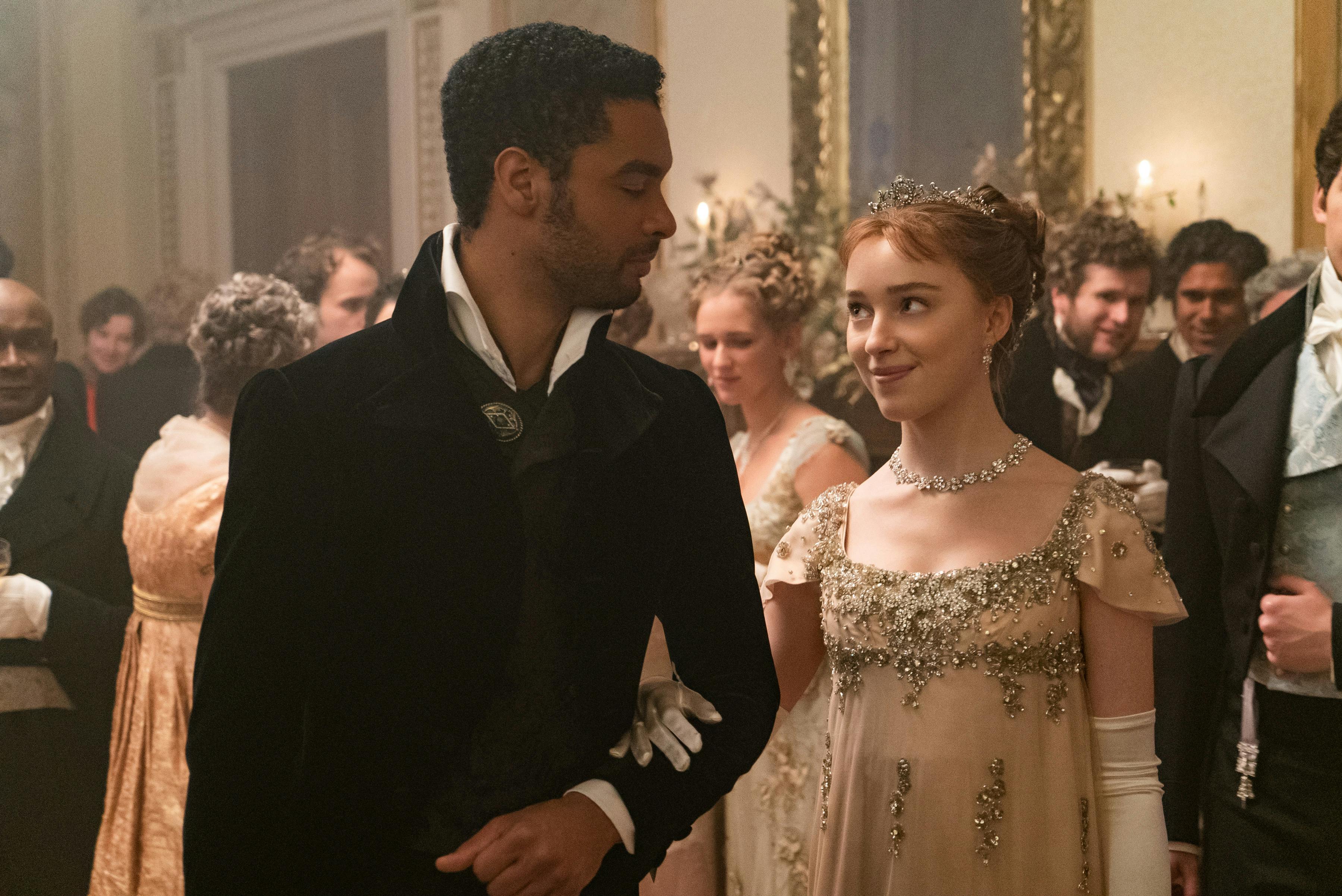 Phoebe Dynevors og Regé-Jean Page som ægteparret Daphne Basset og Simon Basset i serien Bridgerton på Netflix.