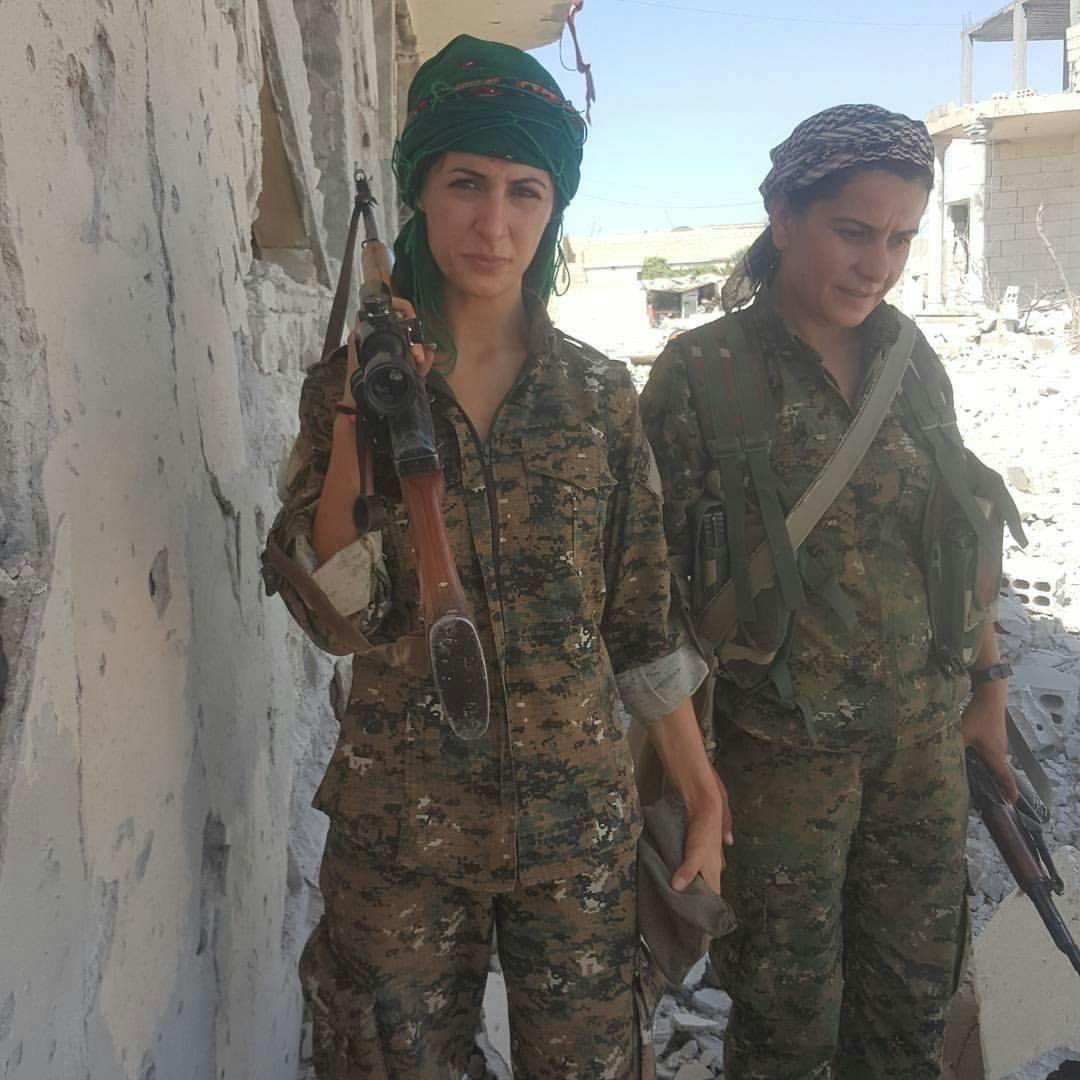 Joanna Palani i Syrien som finskytte og sabotør. 