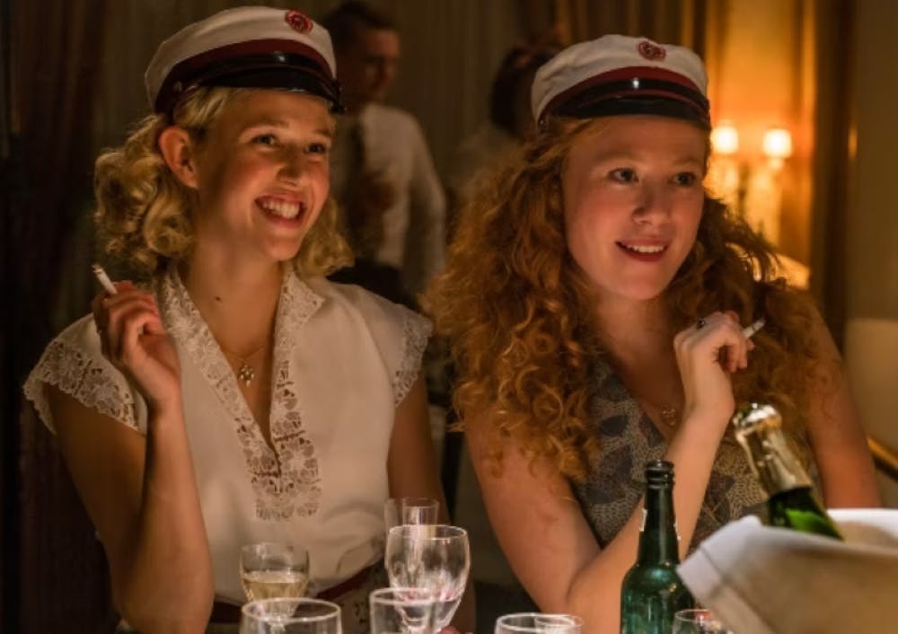 Marie Reuther og Sara Viktoria Bjerregaard som Louise og Charlotte i ’Badehotellet’ sæson VI.