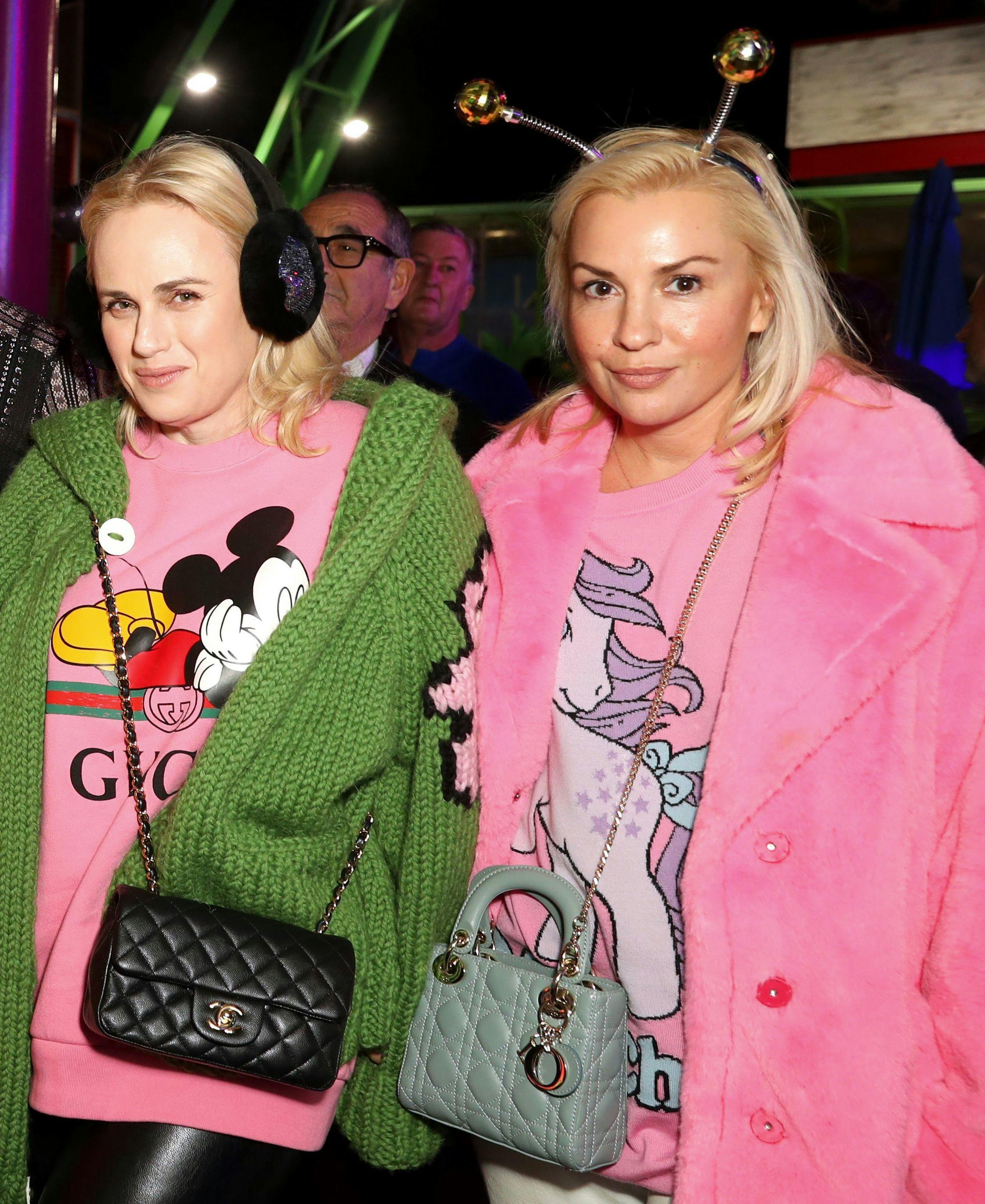 Rebel Wilson og Ramona Agruma til Paris Hiltons bryllupsdag 