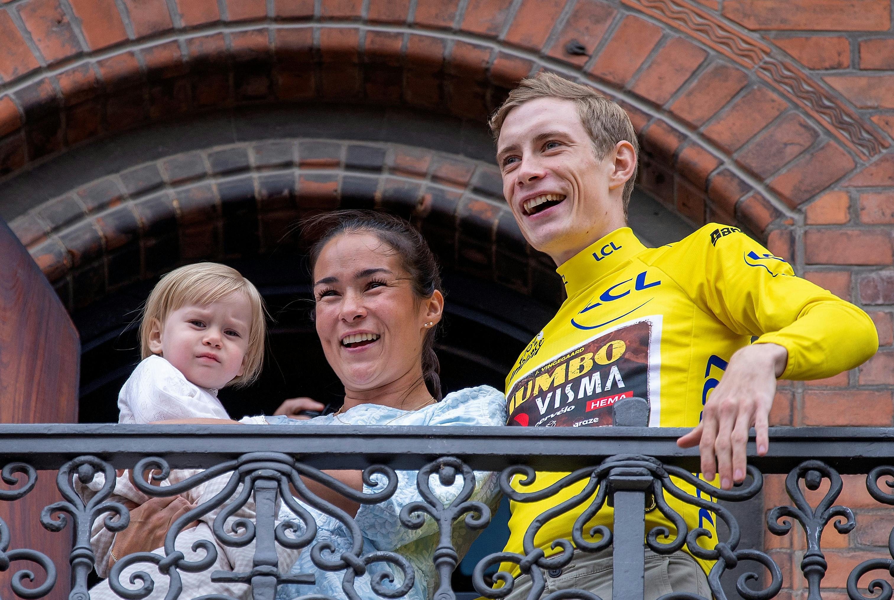Jonas Vingegaard med kæresten Trine og datteren Frida på Københavns Rådhus' balkon under Tour de France-fejringen. 