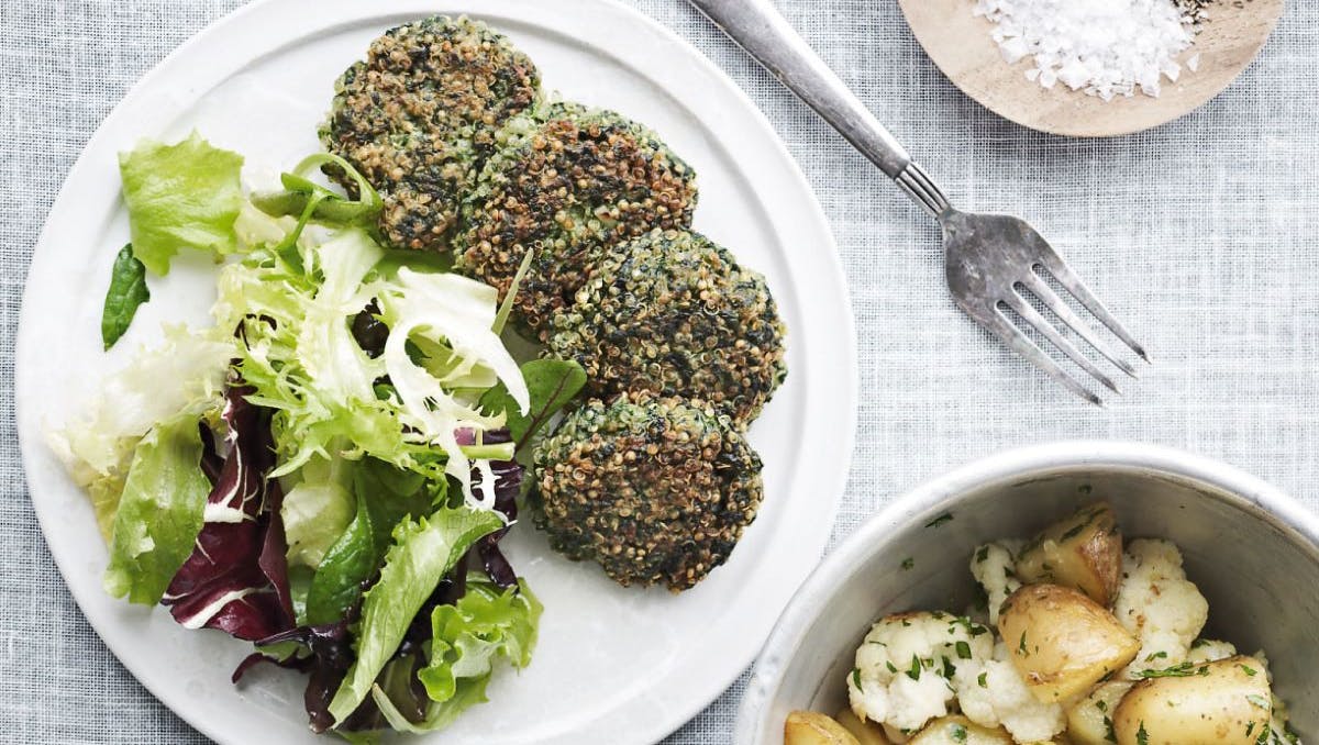 Quinoa-frikadeller serveret med blomkål, kartofler og frisk salat