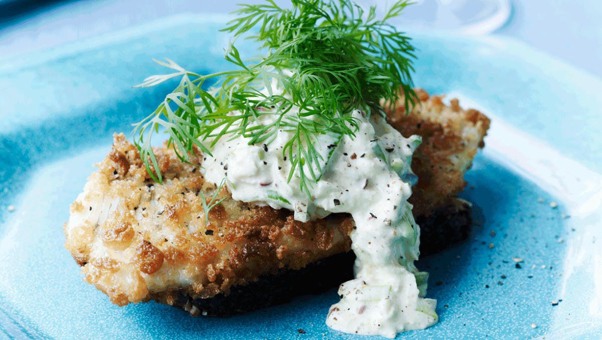 Lunstegt og paneret rødspættefilet toppet med creme lavet af æble og porre