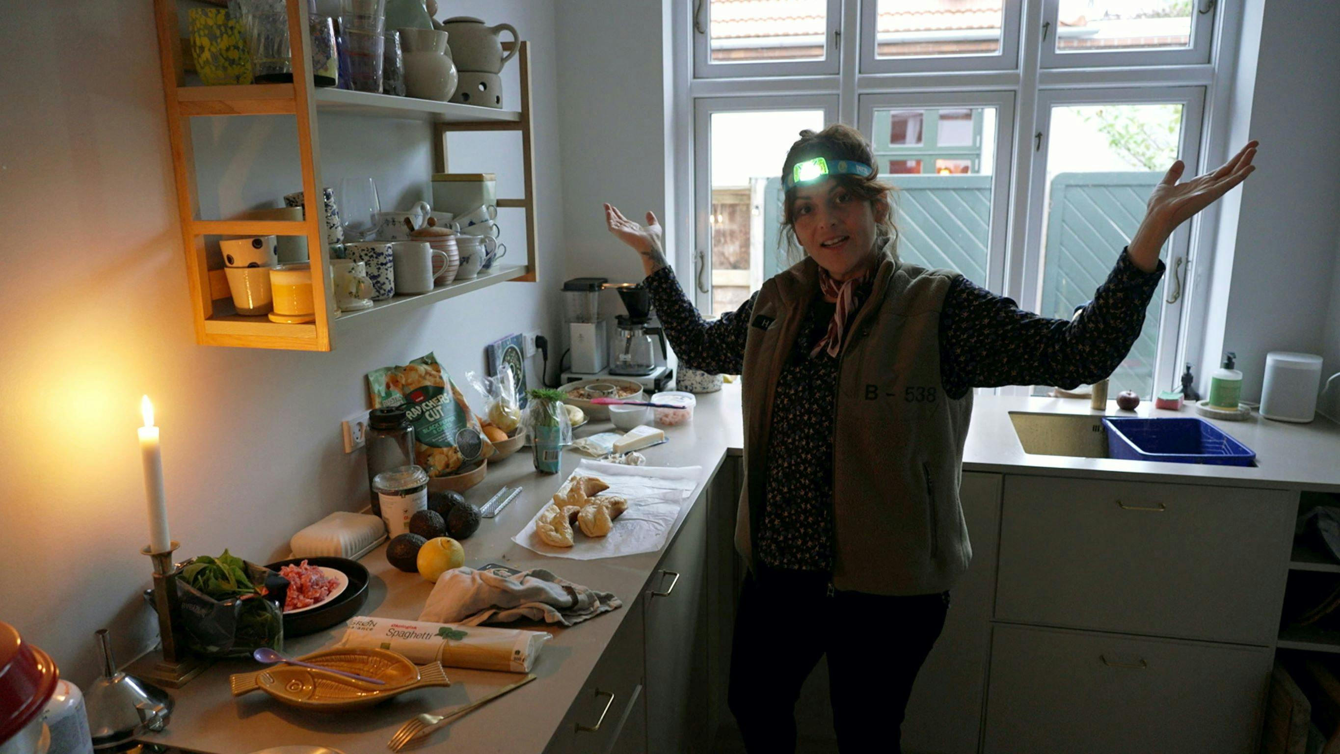 Petra Nagel i færd med at lave treretters til familien - uden strøm - på trangia-sæt i TV 2-programmet "Petra slukker strømmen". 