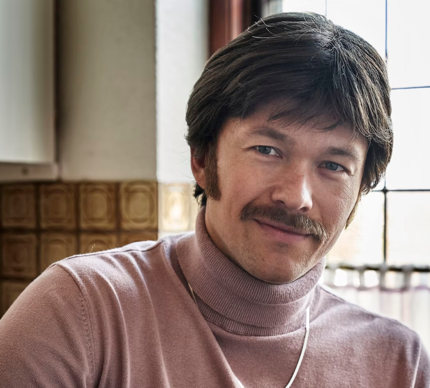 Her ses Jakob Oftebro i rollen som Robert i "Dansegarderoben".
