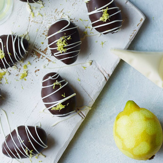 Hjemmelavede påskeæg med citronlikør og hvid chokolade