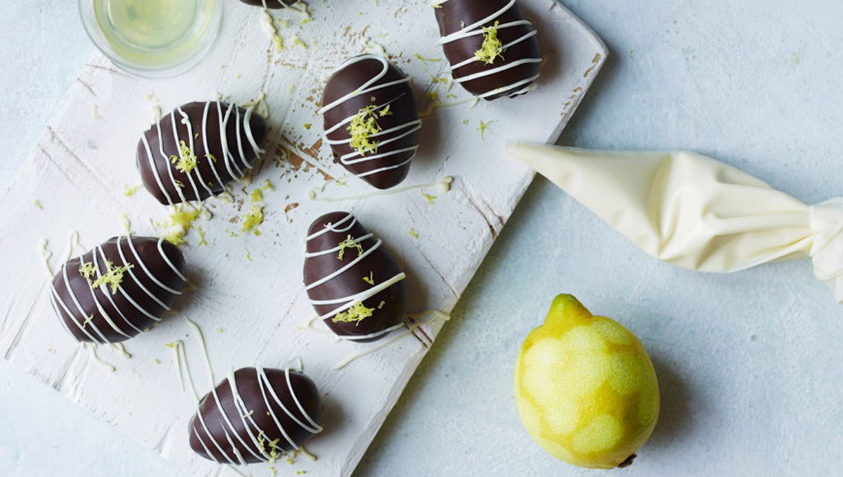 Hjemmelavet påskeæg med citronlikør og hvid chokolade