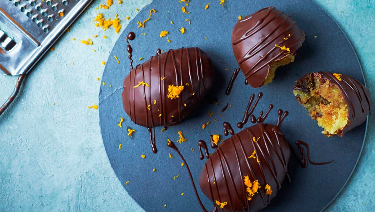 Hjemmelavede påskeæg med svesker og rom pyntet med appelsinskal