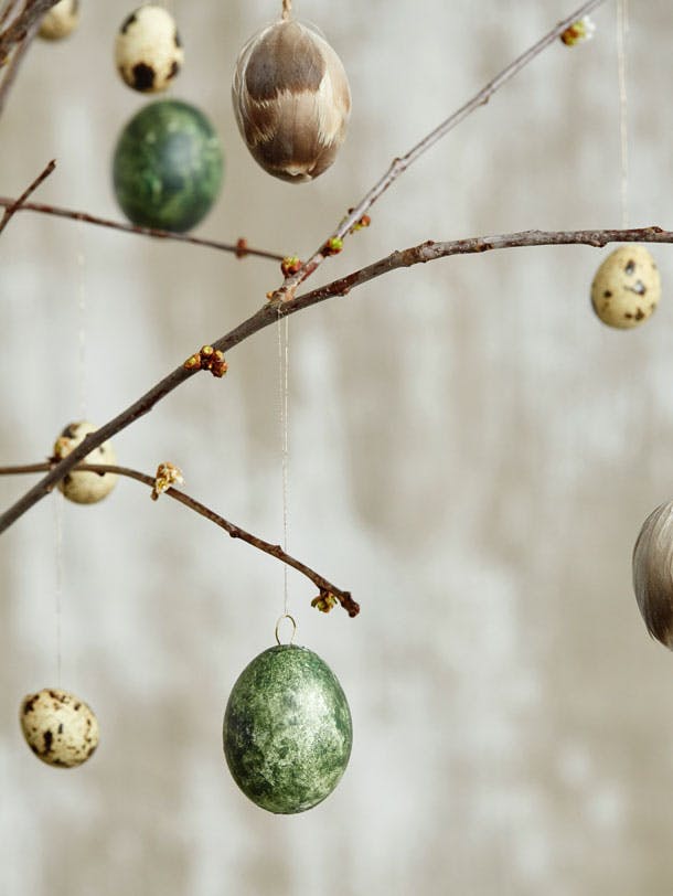 Marmorerede påskeæg der pynter på forårsgrene