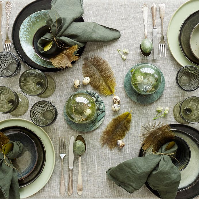 Påskebord dækket med forårsgrønne nuancer