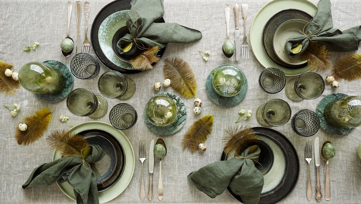 Dækket påskebord i grønne forårsfarver