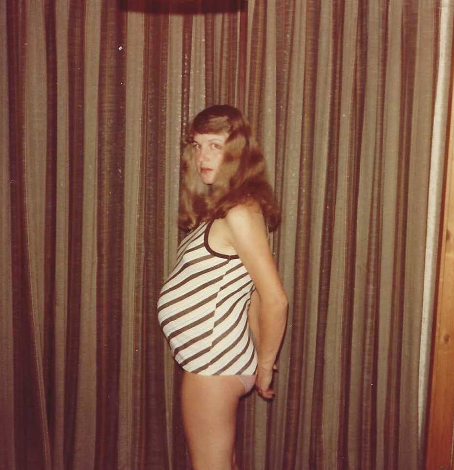 Lena Jørgensen i 1980. Gravid med sin ældste datter, Cecilie, i 9. måned.