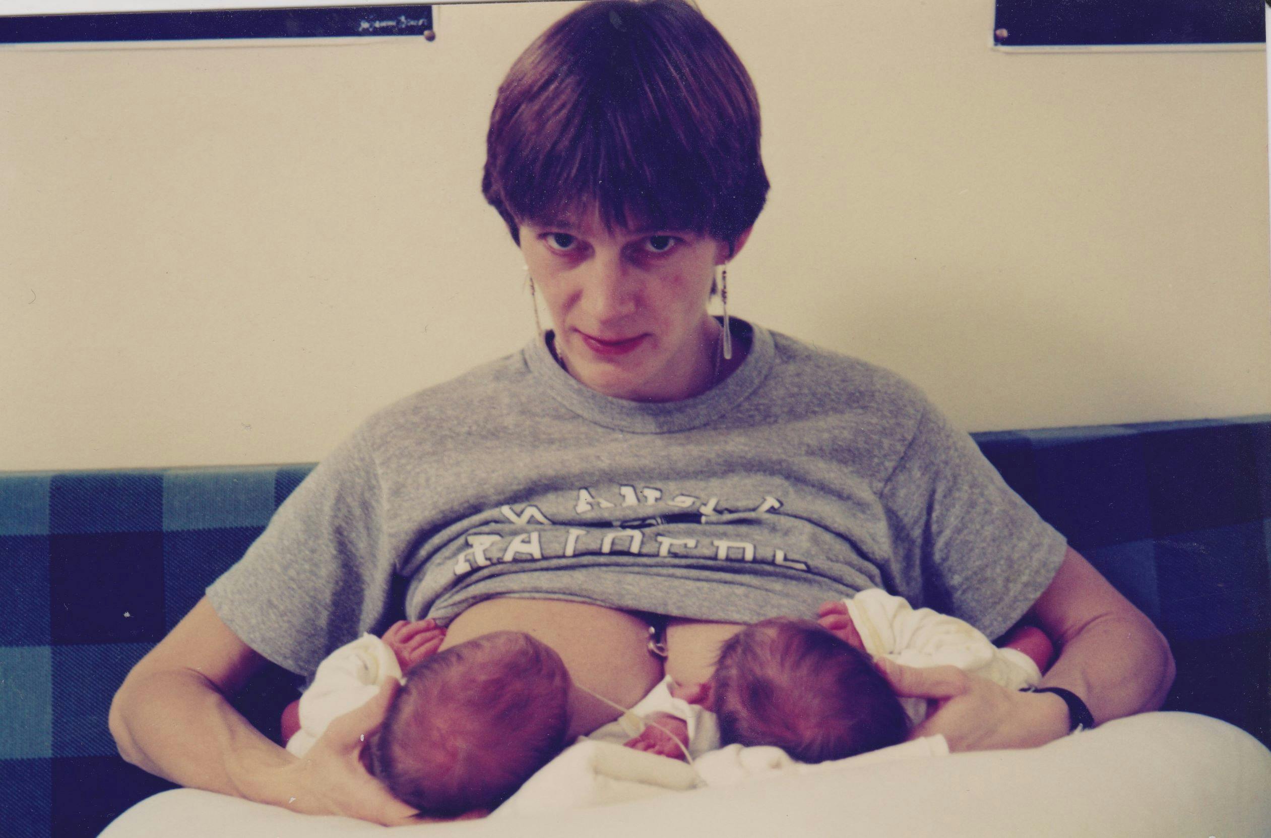 Abelone Glahn ammer sine nyfødte tvillinger tilbage i 1991. Umiddelbart ser alt harmonisk ud, men virkeligheden var en anden. Mælken løb ikke til, og drengene ville ikke spise.