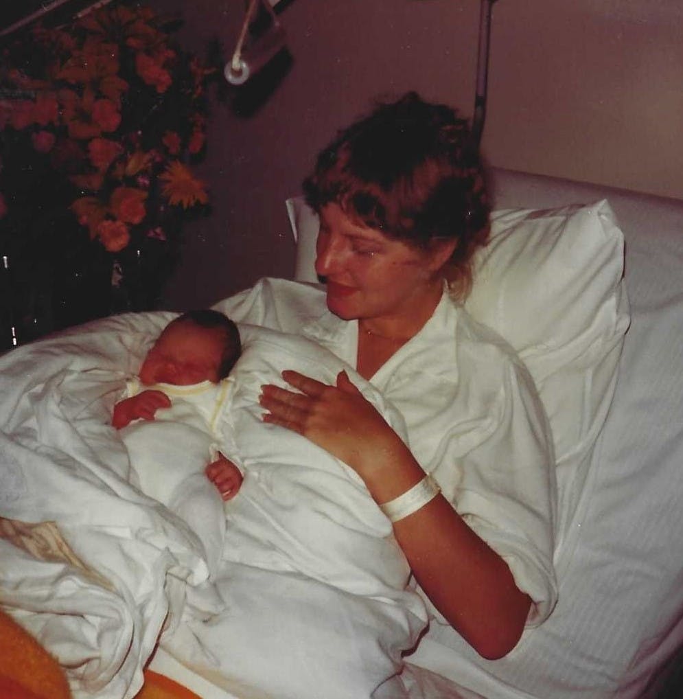 Lena Jørgensen med sin nyfødte datter Cecilie.&nbsp;
