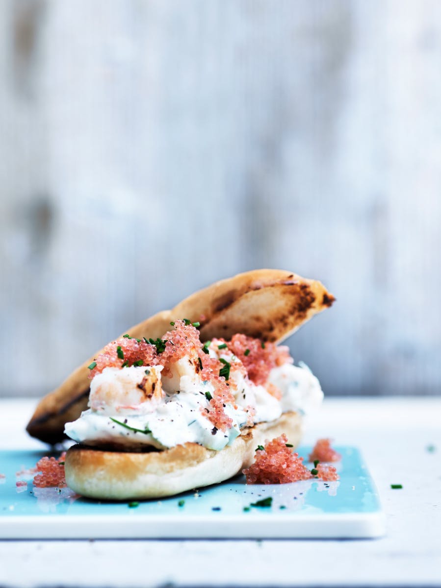 Opskrift på lobster roll med jomfruhummerhaler pyntet med stenbiderrogn