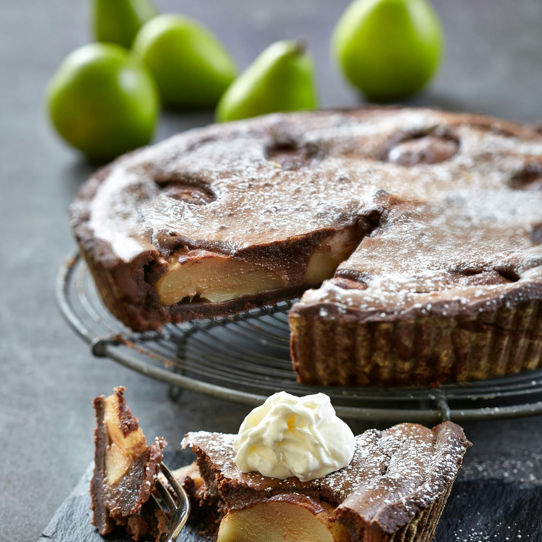 Lækker pæretærte med marcipan og chokolade