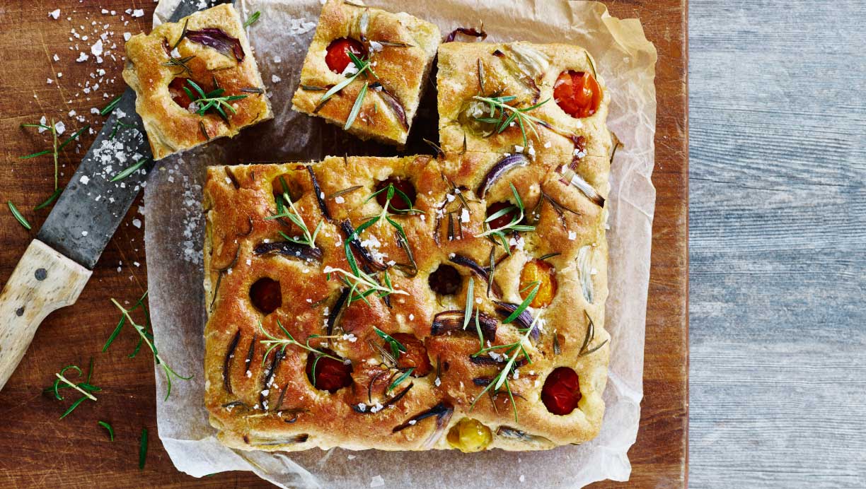 Opskrift på focacciabrød med tomat, rosmarin og løg