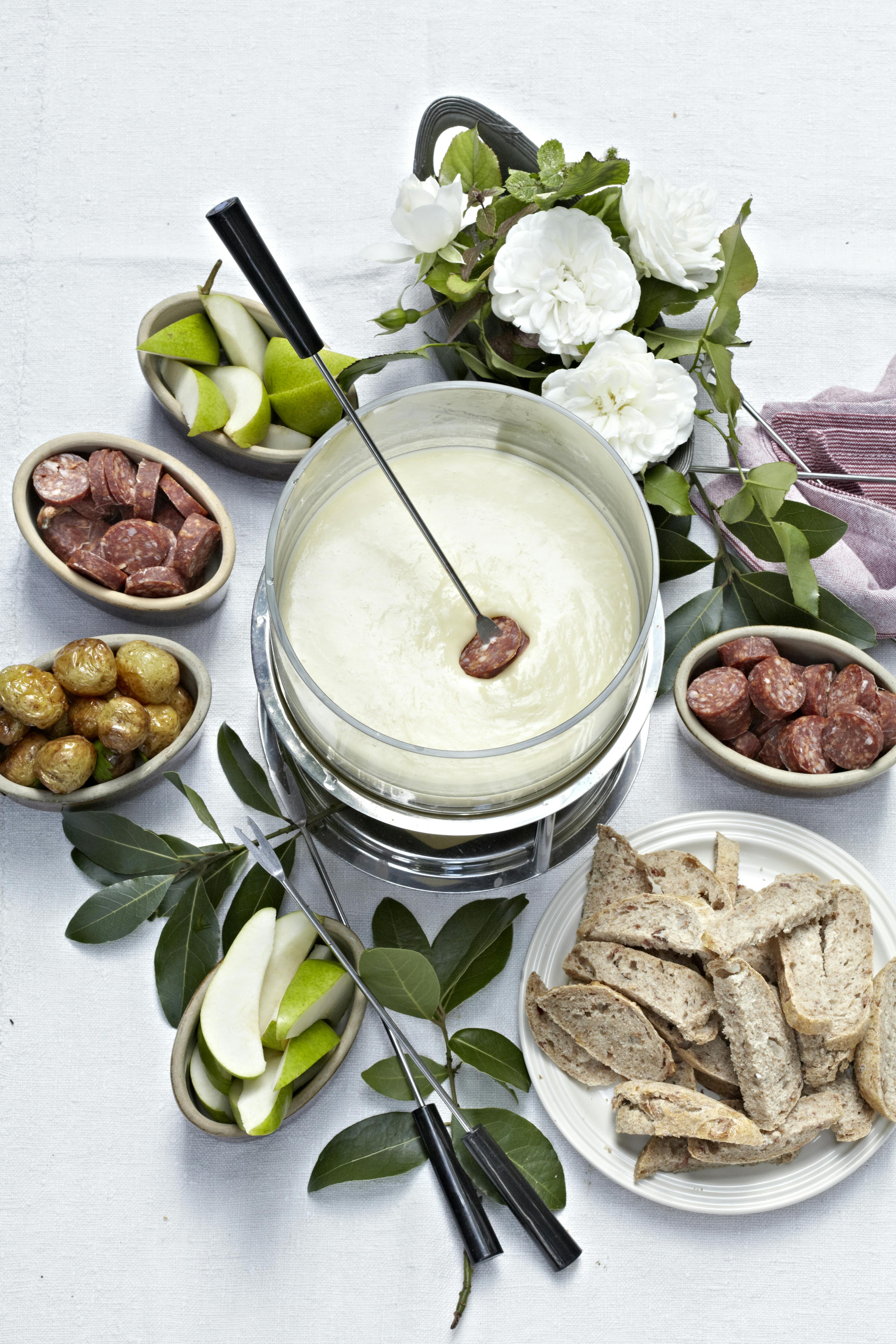 Ostefondue med chorizo, ovnbagte kartofler og friskbagte boller