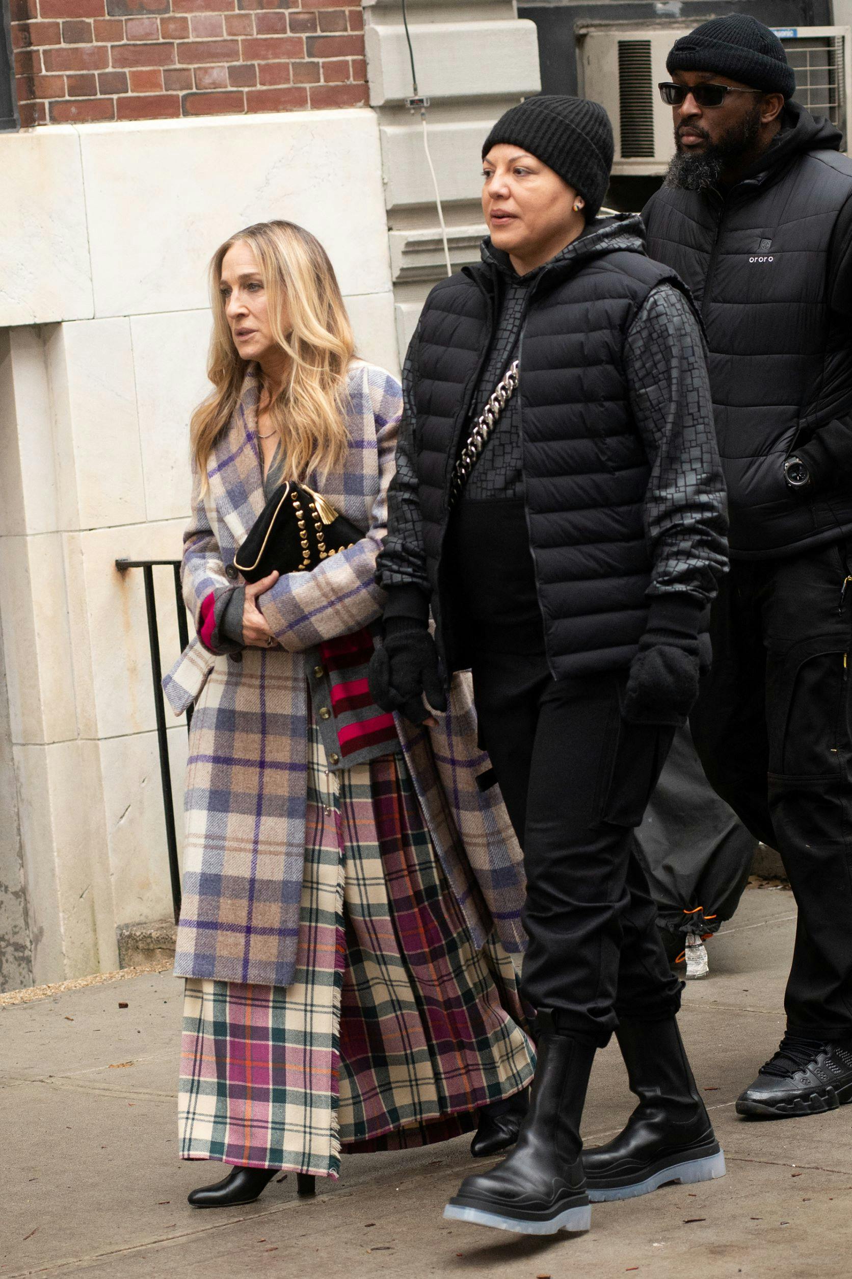 Sarah Jessica Parker og Sara Ramirez på optagelse i rollerne som Carrie Bradshaw og Che Diaz.