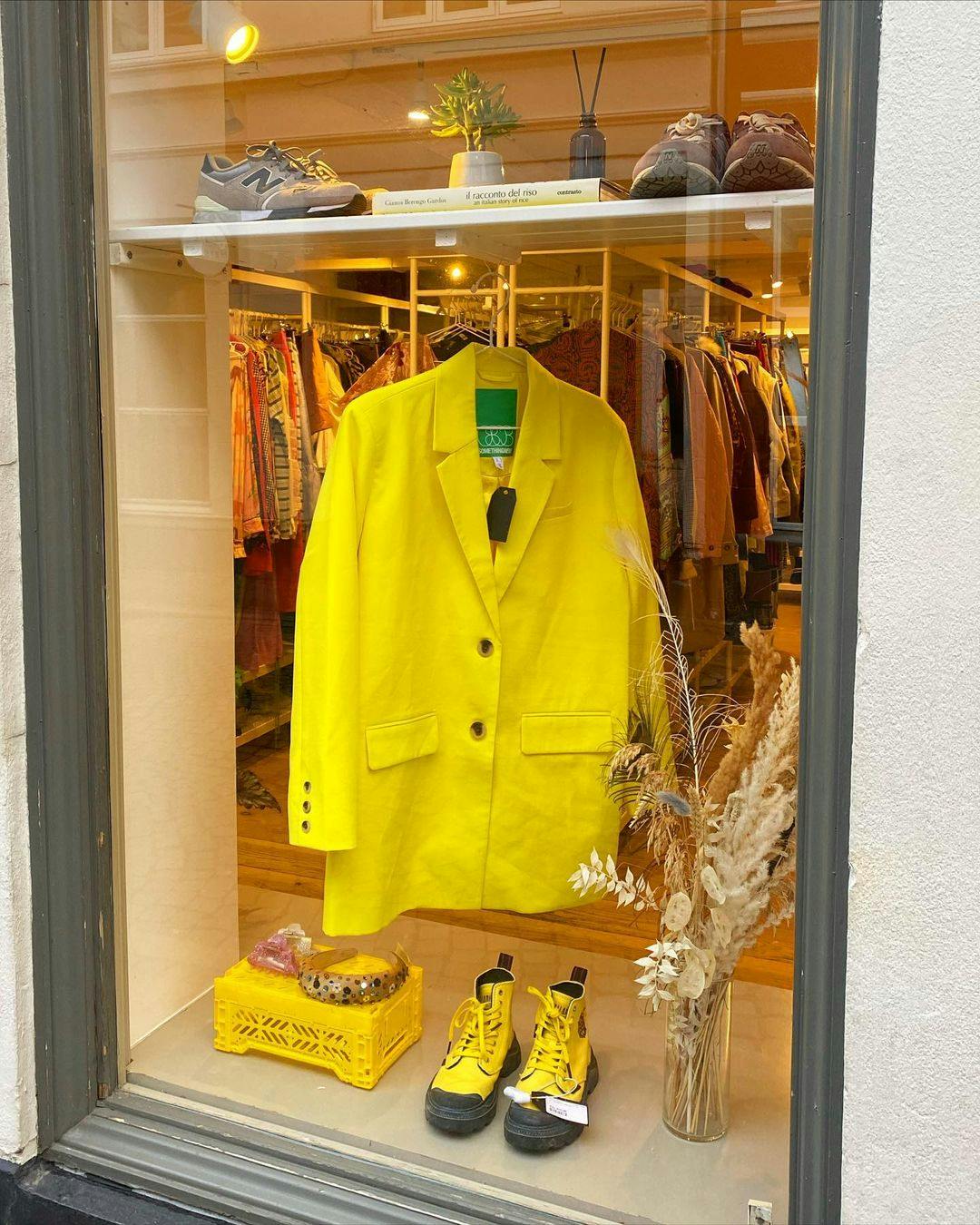 Komma
Kan man andet end at være lidt vild med butik Komma i hjertet af Aarhus? Komma har 50 reoler, som alle er lejet ud til dig og mig, der gerne vil sælge ud. Her er det altså muligt at gøre et rigtig godt fund. Tag forbi butikken, en dag hvor du