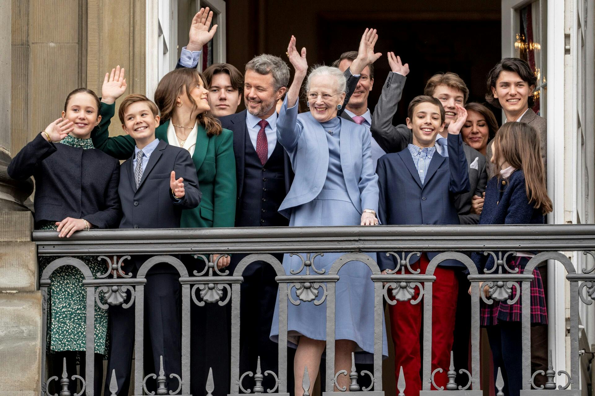 Fætre og kusiner, prinser, prinsesser, komtesse og grever stod sammen for at fejre deres farmor.