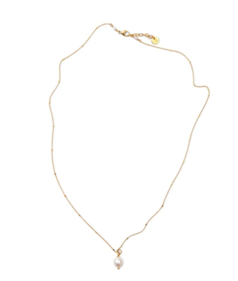 Guld halsjkæde med perle, 445 kr.