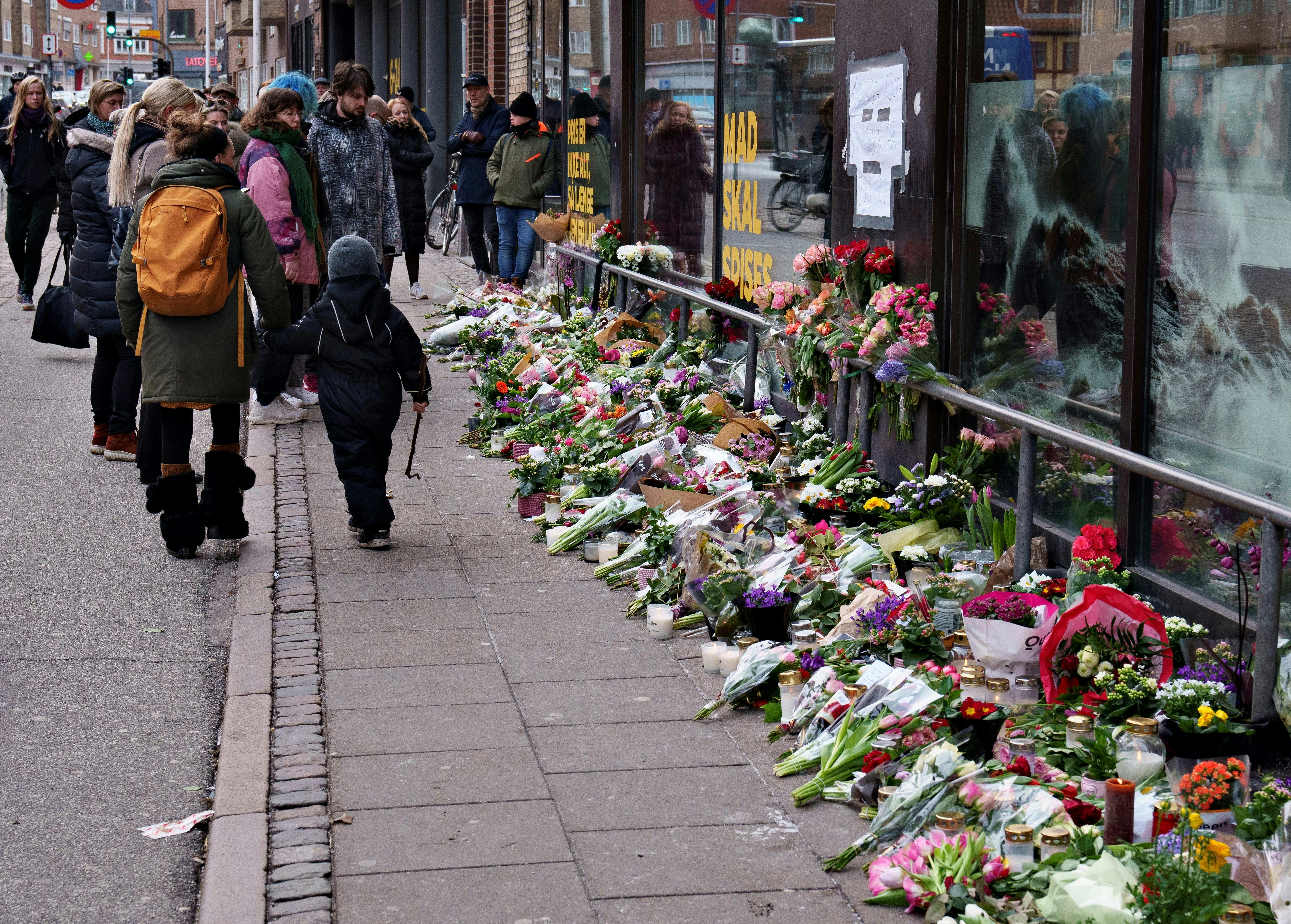 Blomster og lys til ære for Mia og Oliver ved Netto på Vesterbro i Aalborg, lørdag den 12. februar 2022. Politiet har tidligere i dag bekræftet at Mia Skadhauge Stevn er død.. (Foto: Henning Bagger/Ritzau Scanpix)