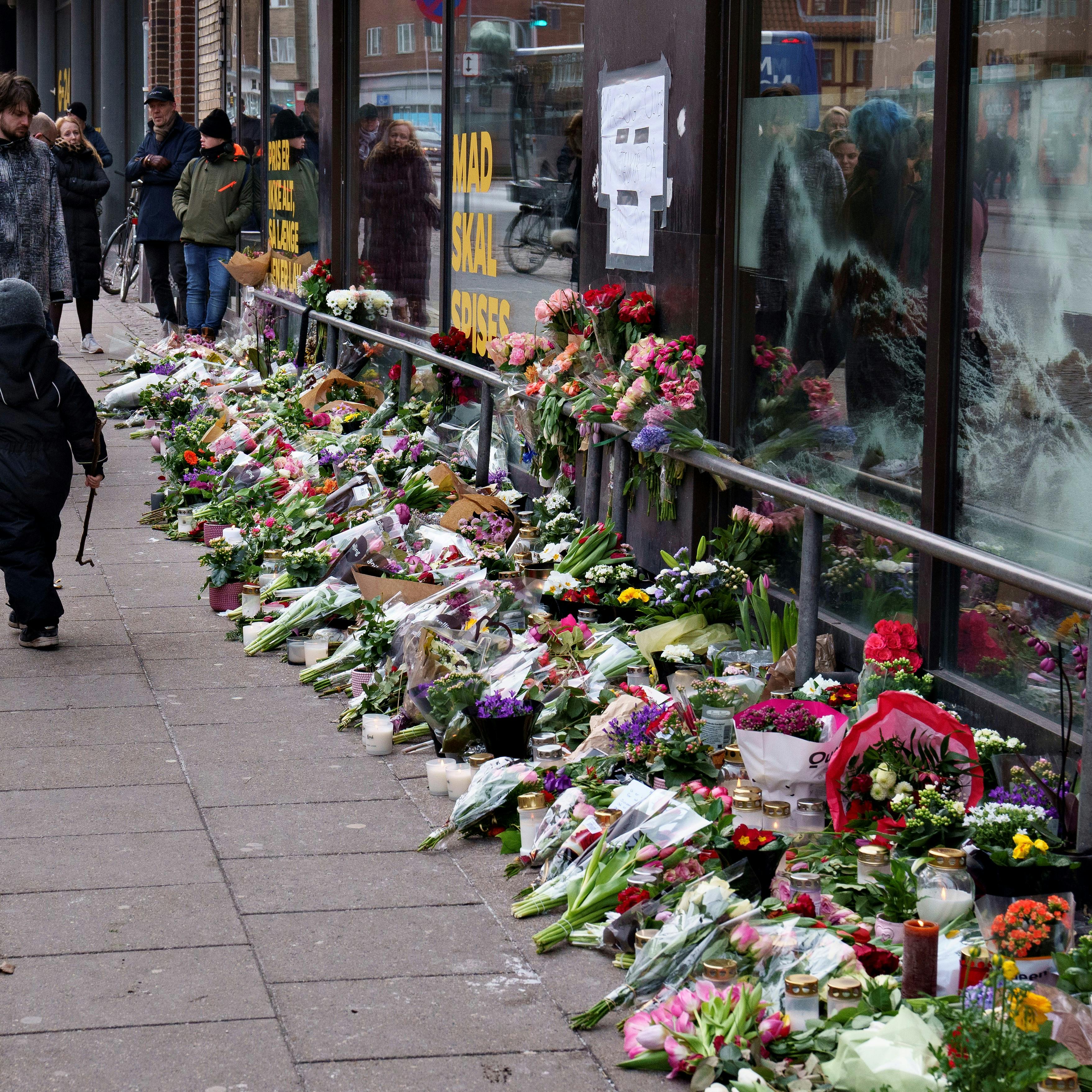 Blomster og lys til ære for Mia og Oliver ved Netto på Vesterbro i Aalborg, lørdag den 12. februar 2022. Politiet har tidligere i dag bekræftet at Mia Skadhauge Stevn er død.. (Foto: Henning Bagger/Ritzau Scanpix)
