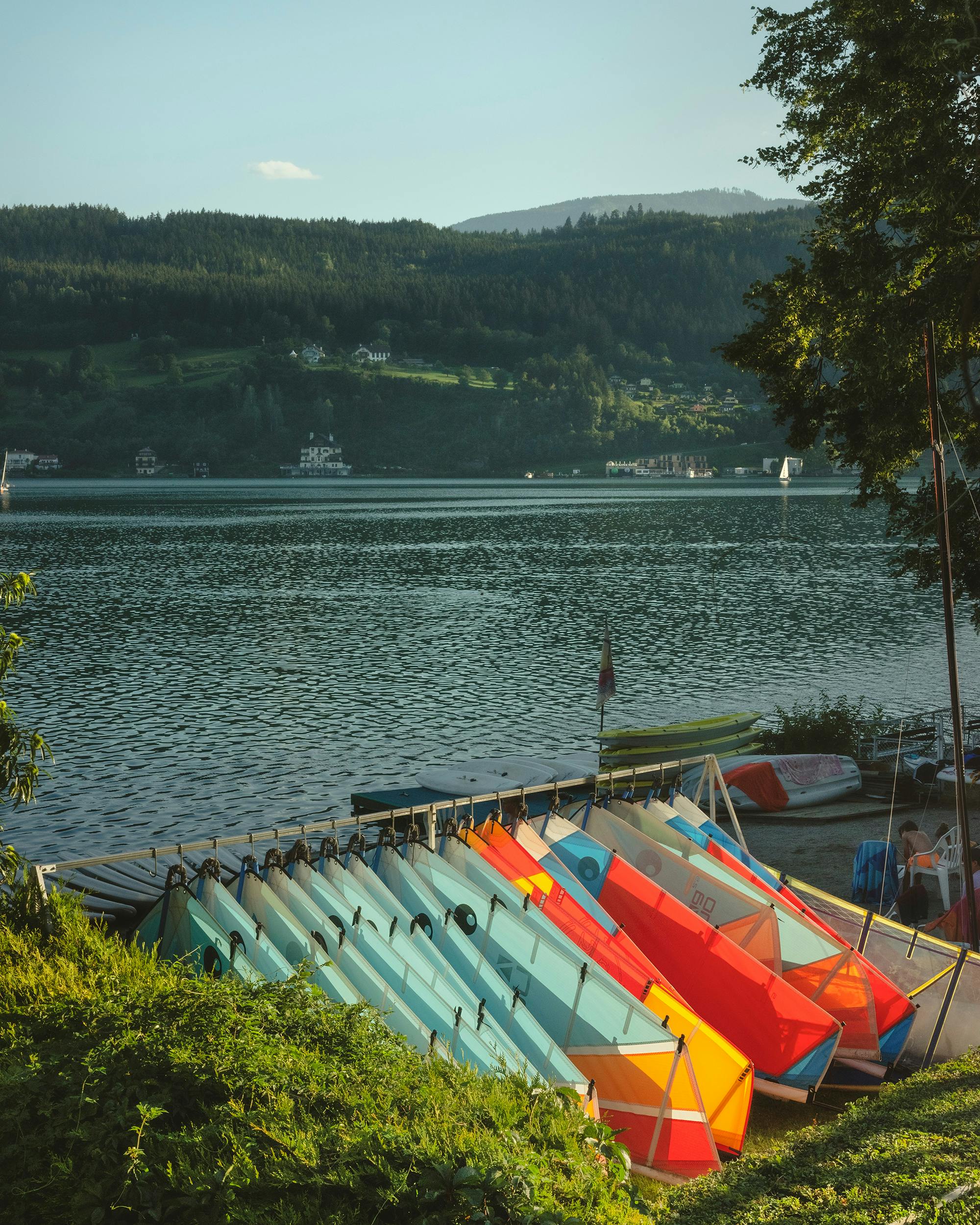 https://imgix.femina.dk/2023-07-05/Menschen-am-Wasser-Villa-Verdin-in-Millstatt_Oesterreich-Werbung_Kurt-Bauer--web.jpg