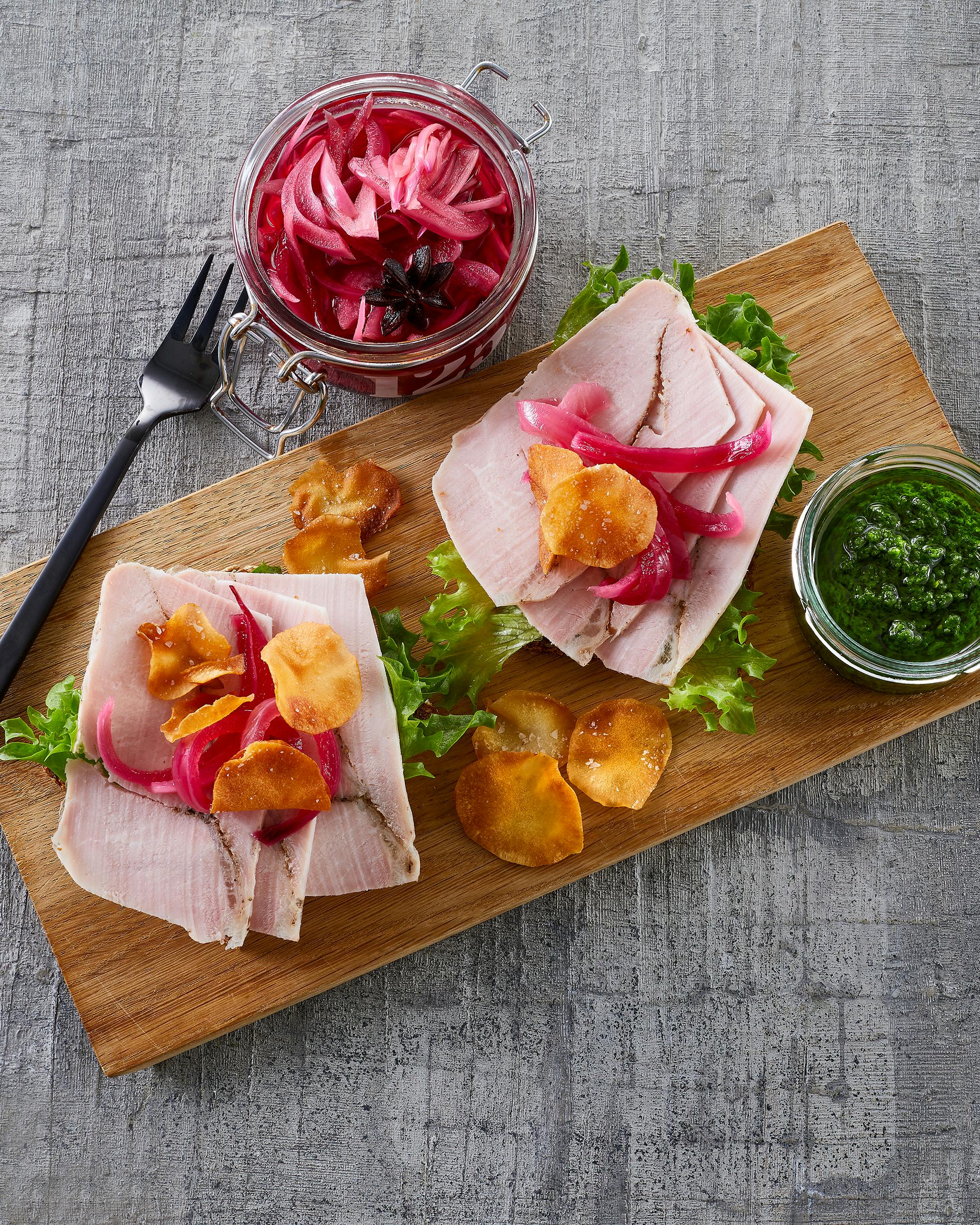 Rugbrødsmadder med rullepølse, syltede rødløg og jordskokkechips