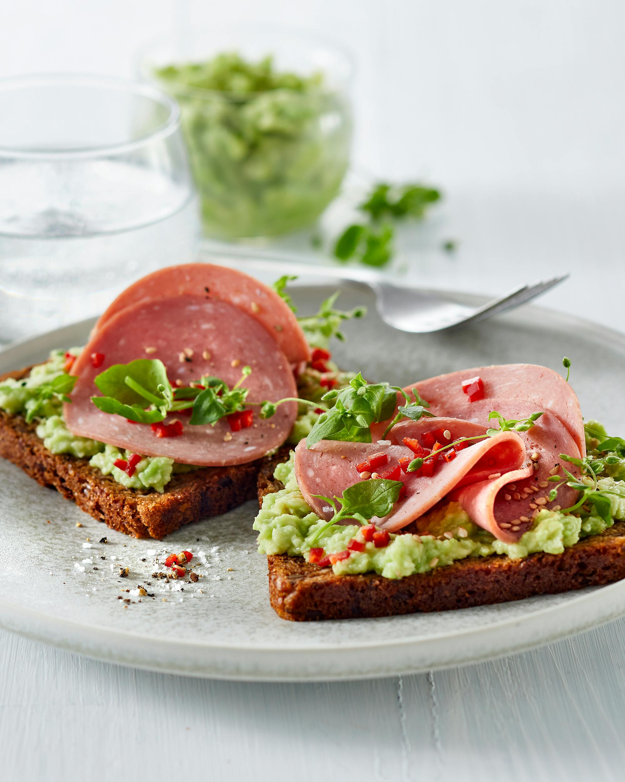 Rugbrødsmadder med spegepølse og avocado spread