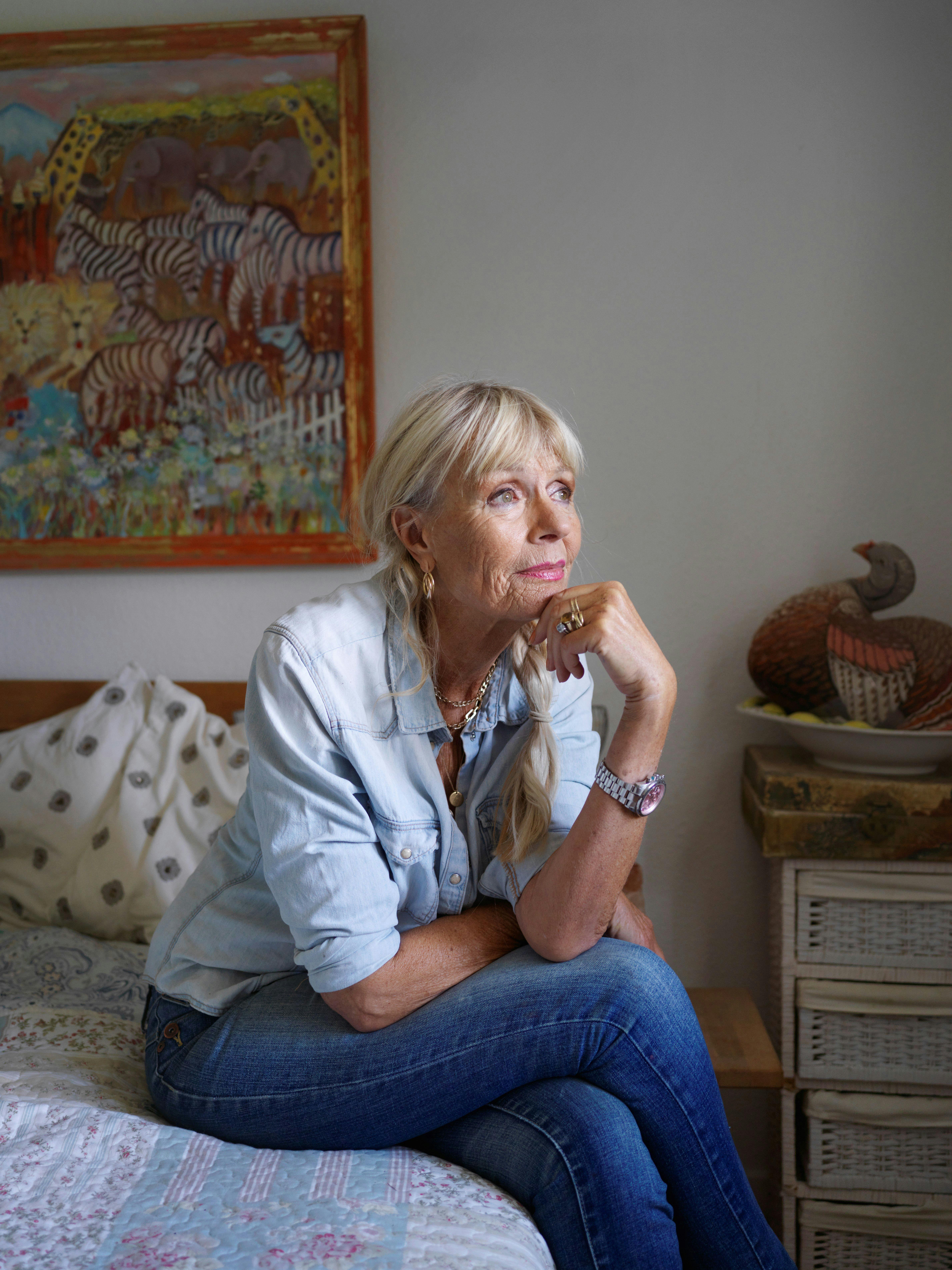 https://imgix.femina.dk/2023-07-24/susanne%20krage%20p%C3%A5%20seng%20.jpg