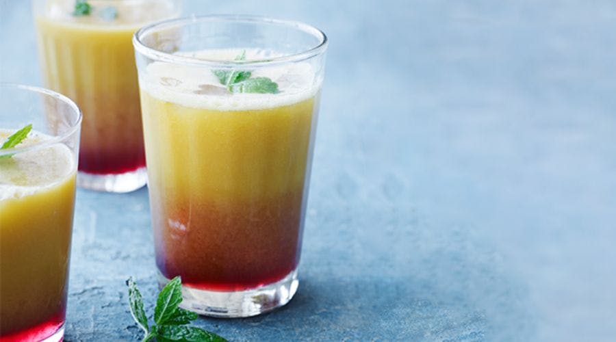 Saftig sommerdrink med eksotiske frugter, som mango, appelsin og granatæble.