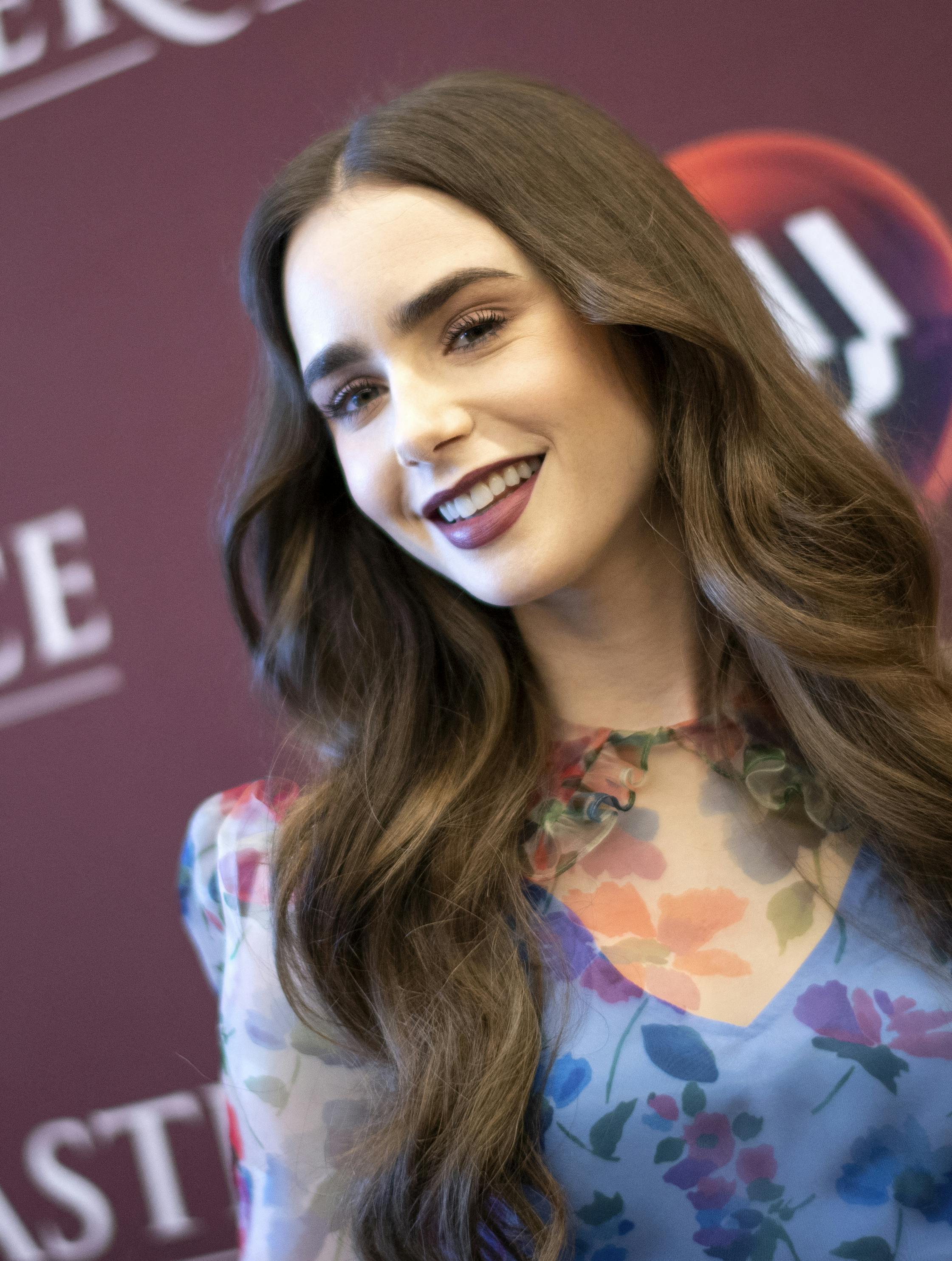  Lily Collins 