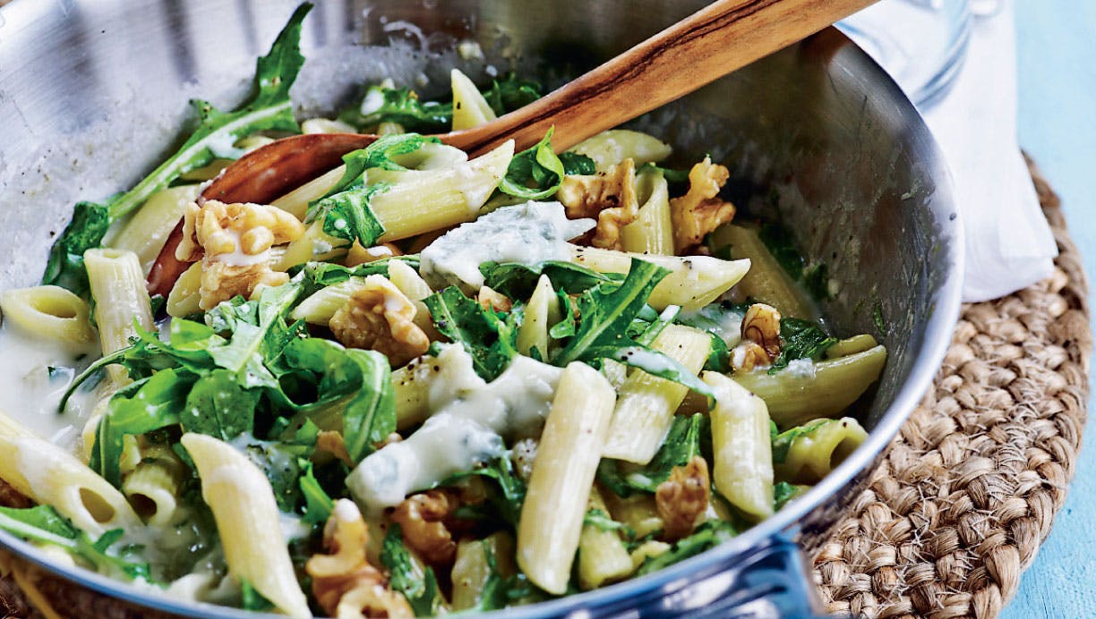 Penne-pasta med gorgonzola-ost og knasende valnødder