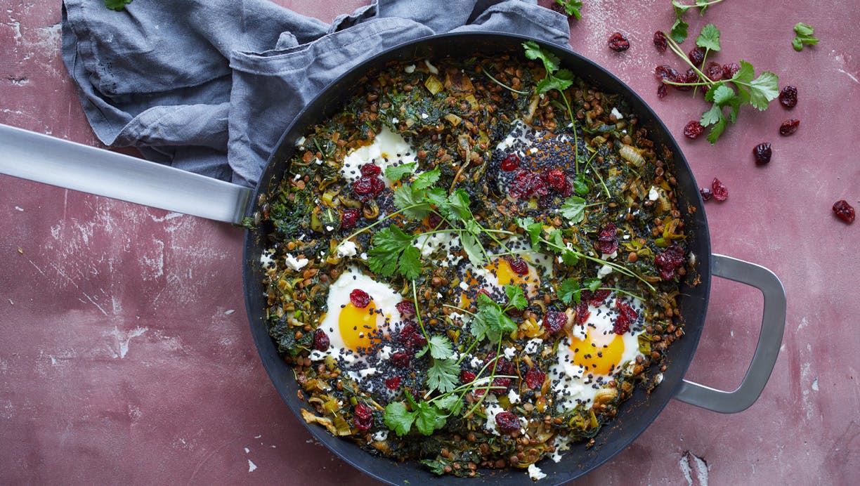 Grøn shakshuka med porrer og linser