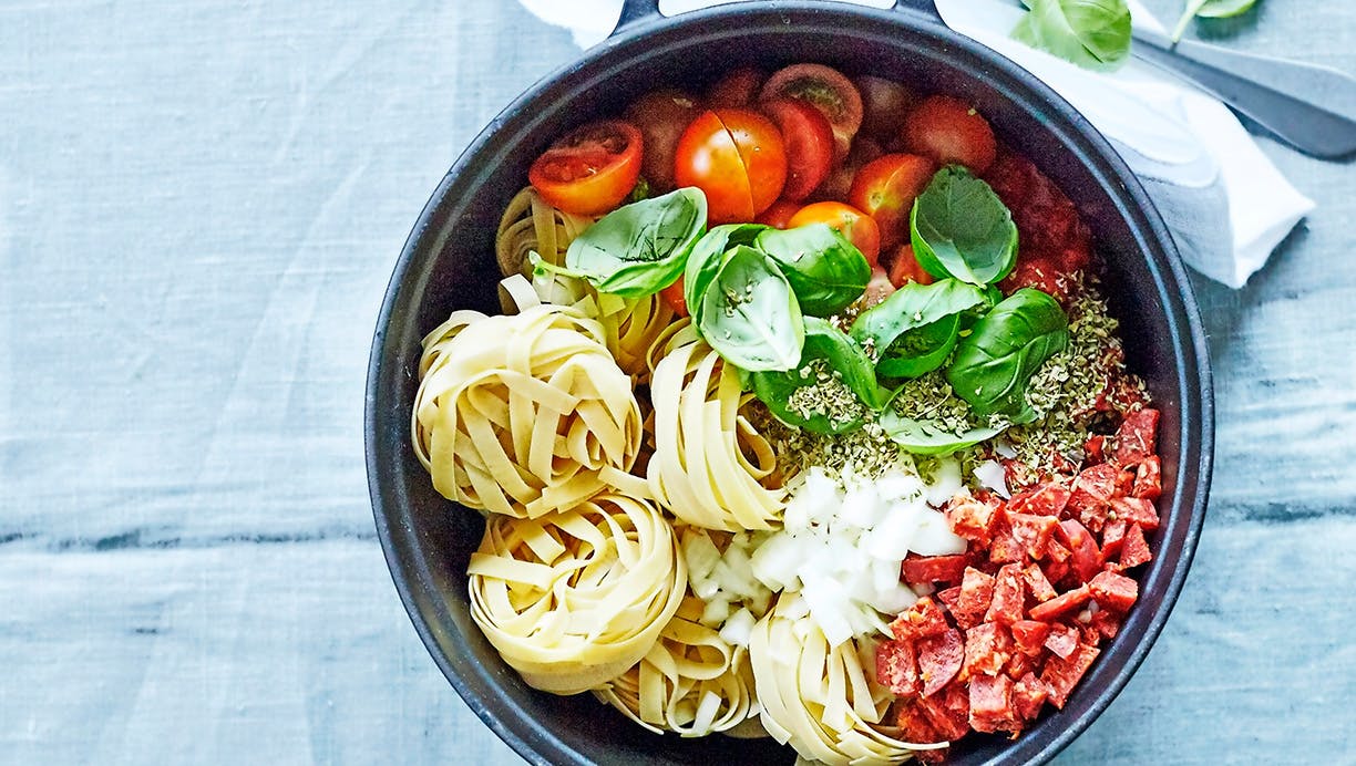 One pot-pasta med tomater, chorizo og baslilikum