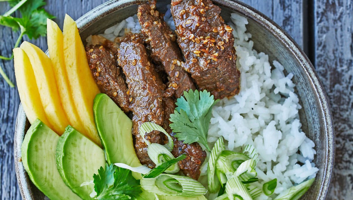 Thai beef-bowl med mango, ris og grønsager