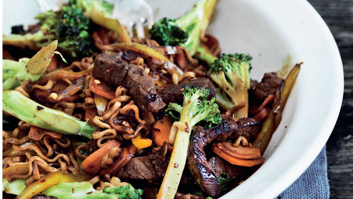 Nudler med sojamarineret oksekød og grønsager