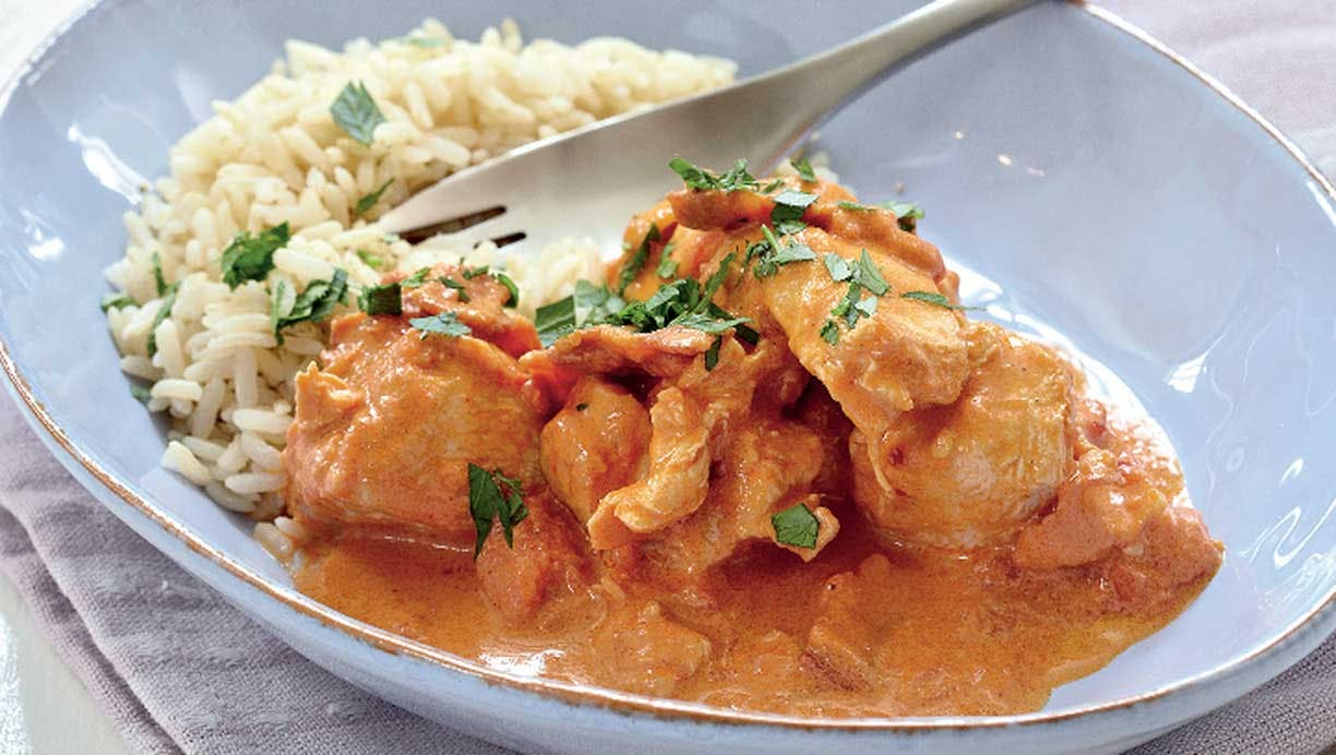 Paprikagryde med kylling og bacon, spises sammen med ris