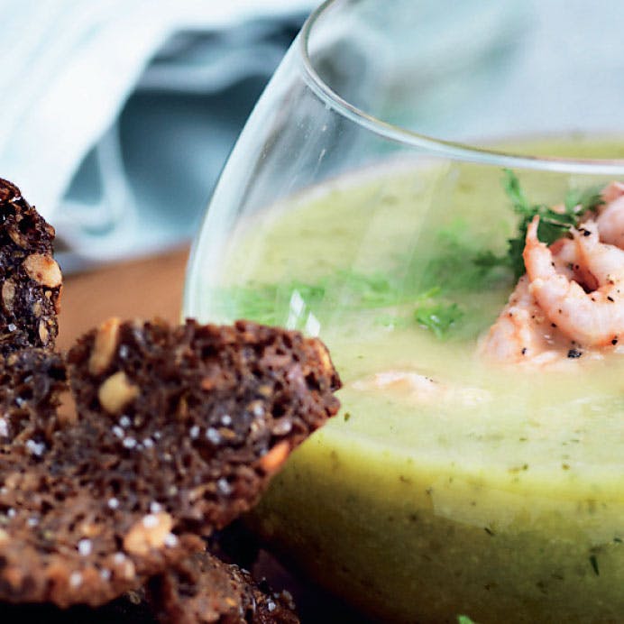 Hjemmelavet agurkesuppe med rugbrødschips og fjordrejer