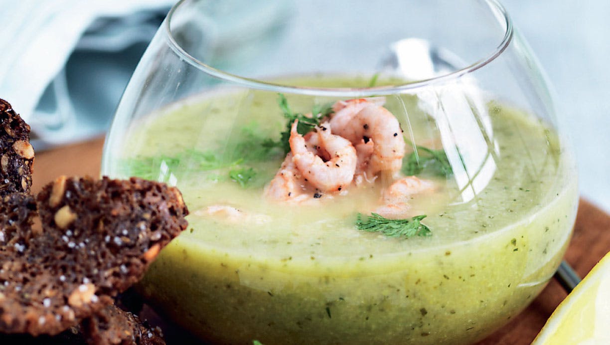 Hjemmelavet agurkesuppe med rugbrødschips og fjordrejer