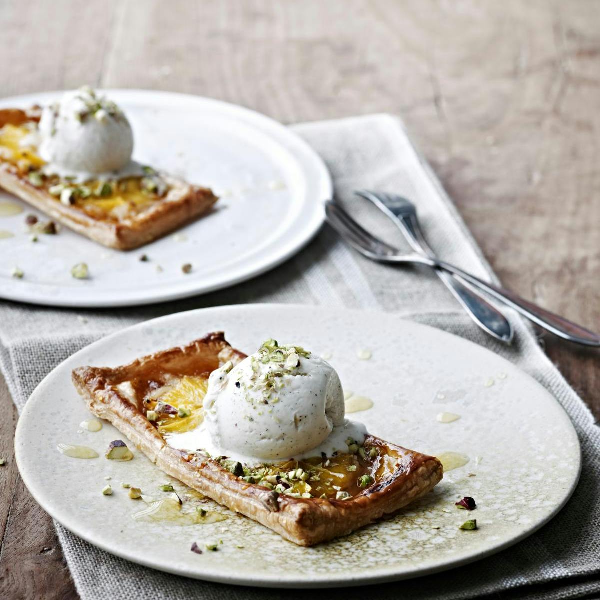 Sprøde appelsintærter med is og sirup