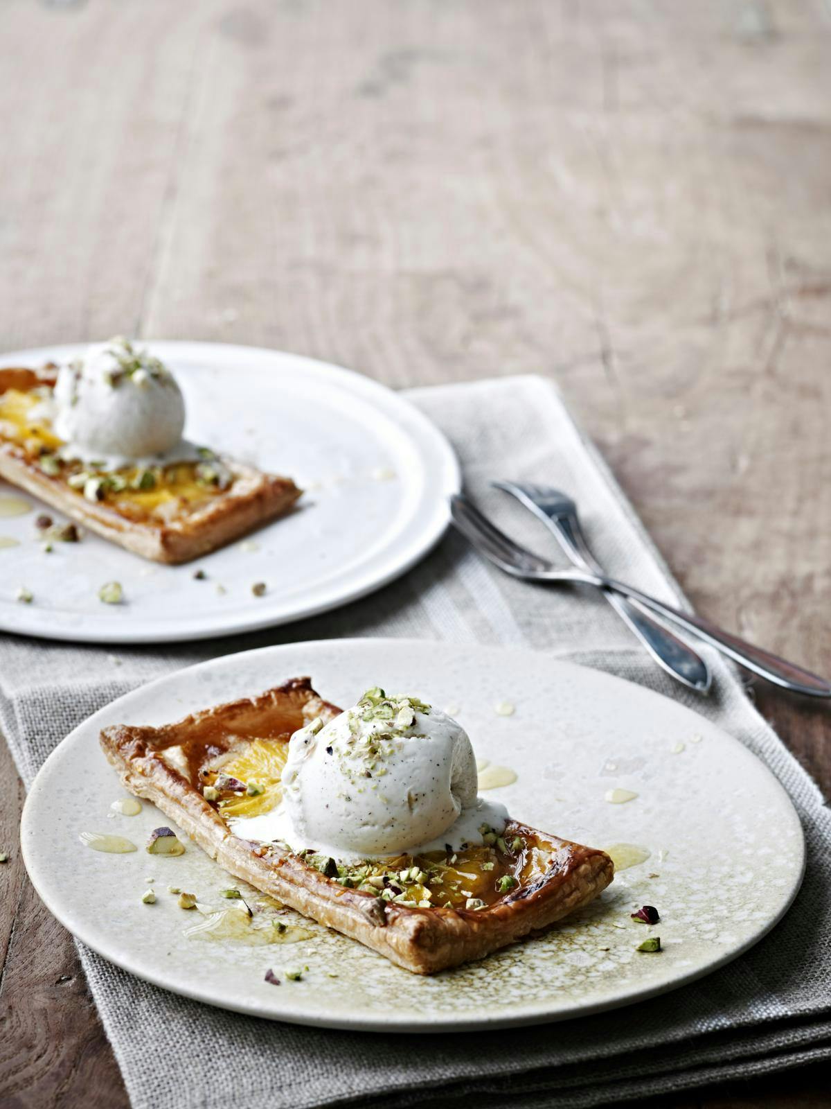 Sprøde appelsintærter med is og sirup