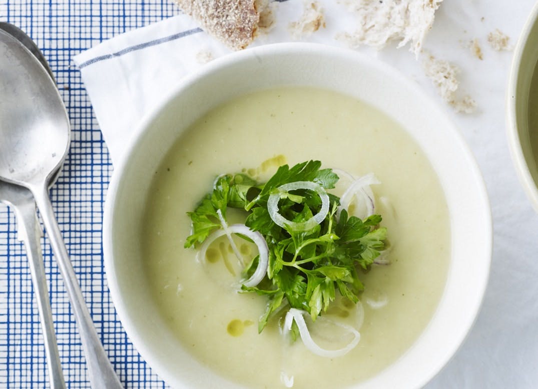 Kartoffelporre-suppe med grøn topping.