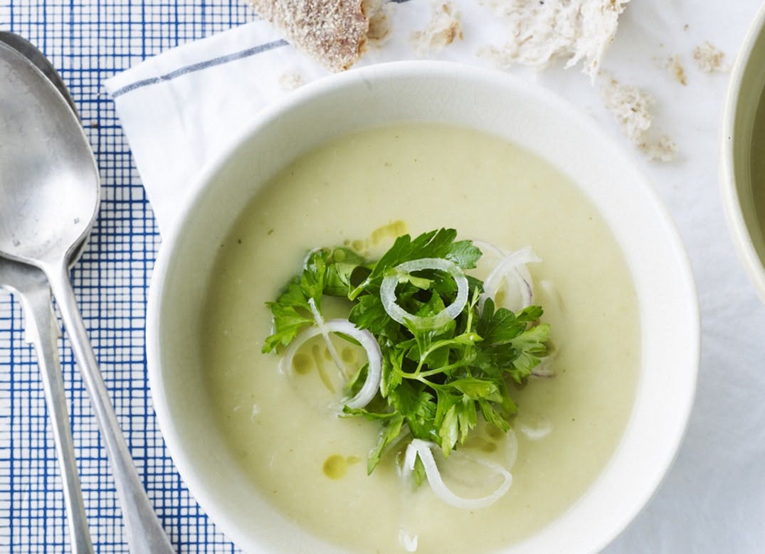 Kartoffelporre-suppe med grøn topping. 