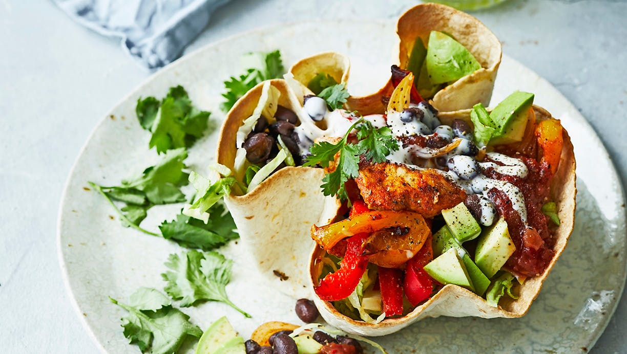 Mexicansk tortillaskål med kylling og grønt