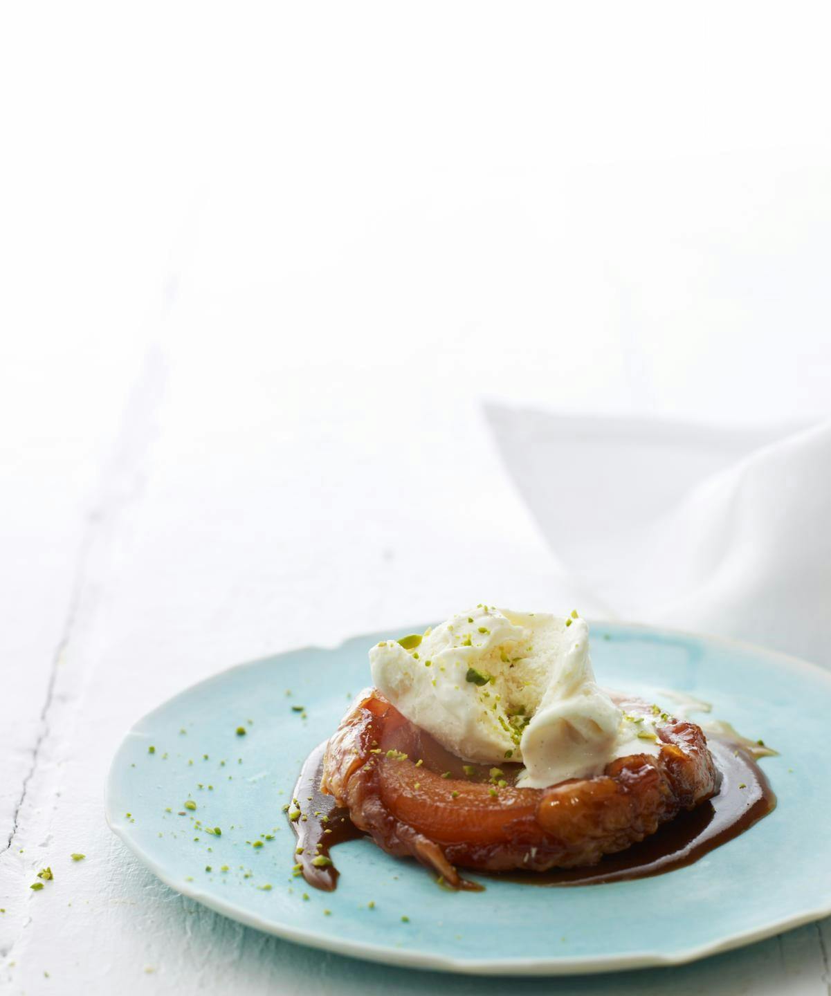 Klassisk tarte tatin med æble og vaniljeis