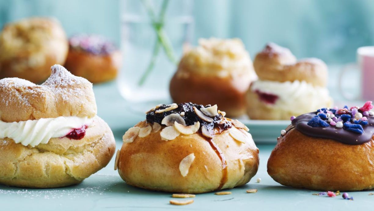 Forskellige fastelavnsboller med creme og glasur